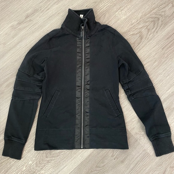 LULULEMON Charcoal Grey Zip up Jacket w/accordion elbows & logo shoulder. - Picture 6 of 12